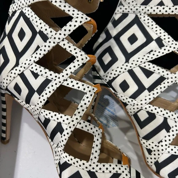 ⬇️PRICE 💐 Alejandra G - Black and White Bootie Heel - Size 37 - Picture 6 of 12